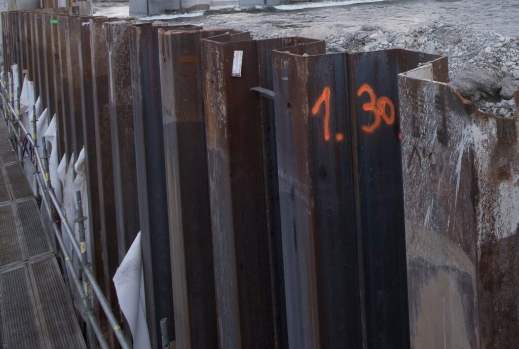 Sheet piling wall